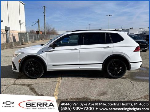 Used 2022 Volkswagen Tiguan SE R-Line image 2