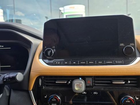 Used 2021 Nissan Rogue Platinum image 5