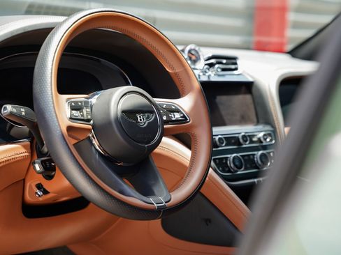 Used 2022 Bentley Bentayga AWD/4WD image 11