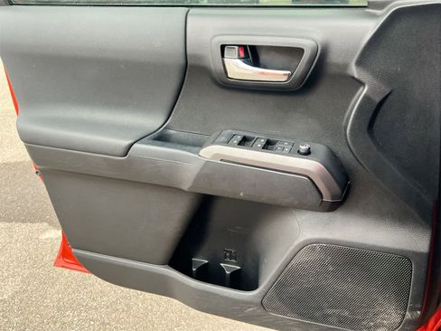 Used 2017 Toyota Tacoma TRD Off-Road image 30