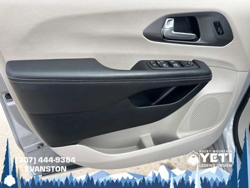 Used 2023 Chrysler Pacifica Touring-L FWD image 22