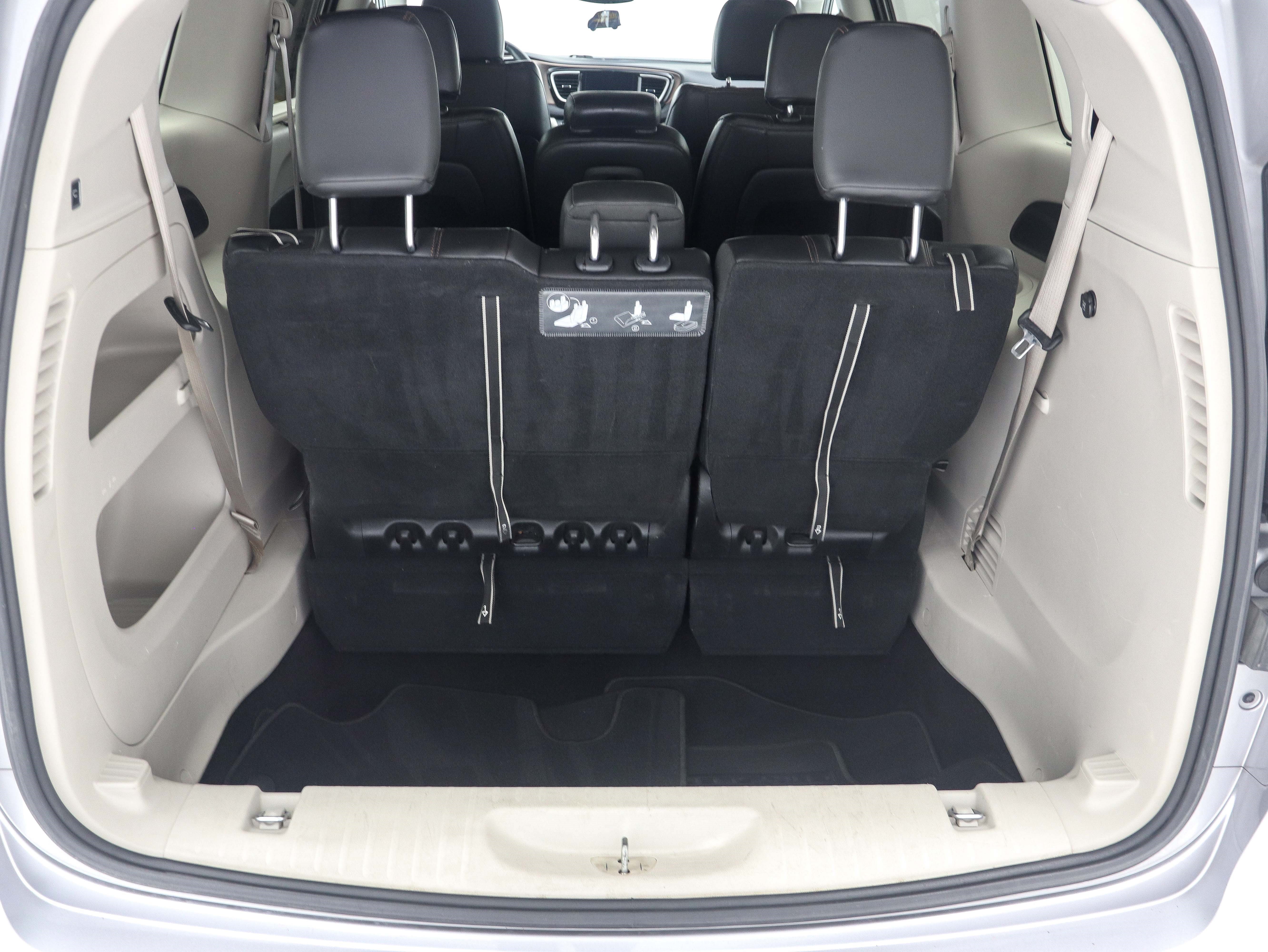 Used 2017 Chrysler Pacifica Touring-L FWD image 11