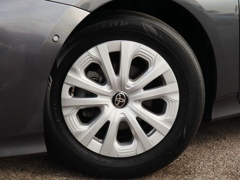 Used 2022 Toyota Prius LE image 5