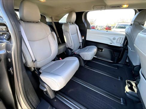 Used 2025 Toyota Sienna XLE image 21