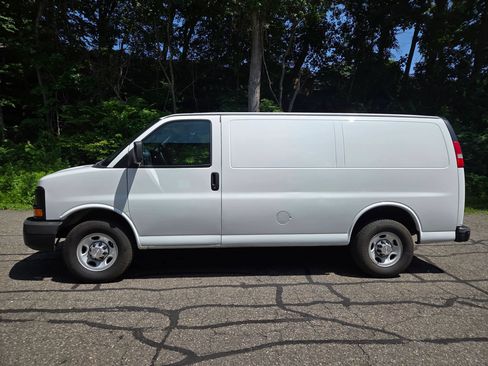 Used 2016 Chevrolet Express 2500 RWD image 3