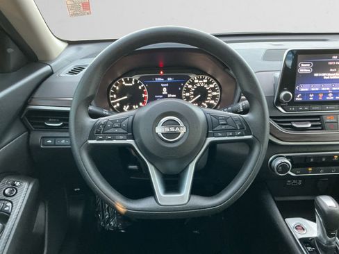 Used 2024 Nissan Altima 2.5 SV image 12