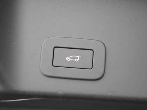 Used 2023 Land Rover Range Rover Evoque R-Dynamic SE image 16