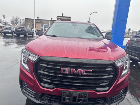 Used 2023 GMC Terrain SLE w/ Driver Convenience Package image 2