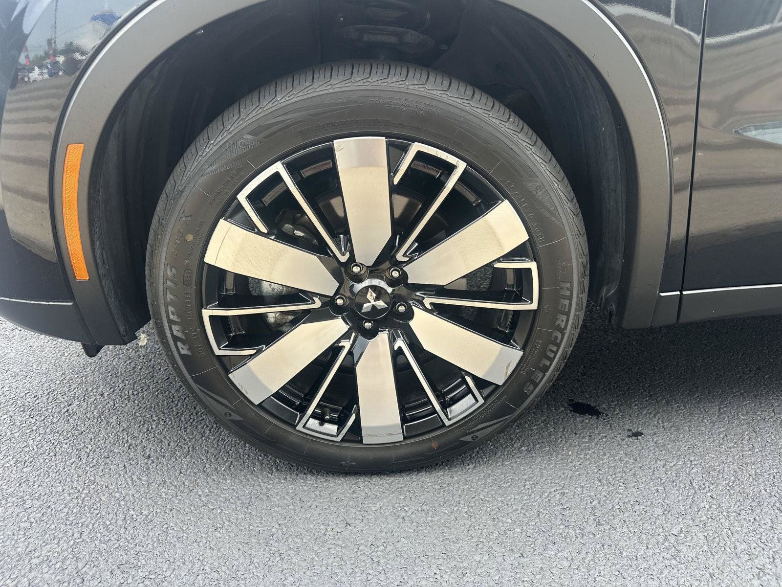 Used 2025 Mitsubishi Outlander AWD image 13