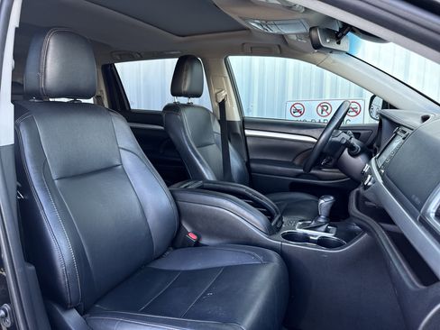 Used 2019 Toyota Highlander XLE image 29