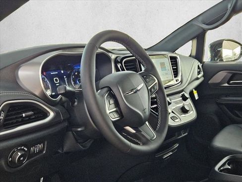 New 2026 Chrysler Pacifica Select image 3