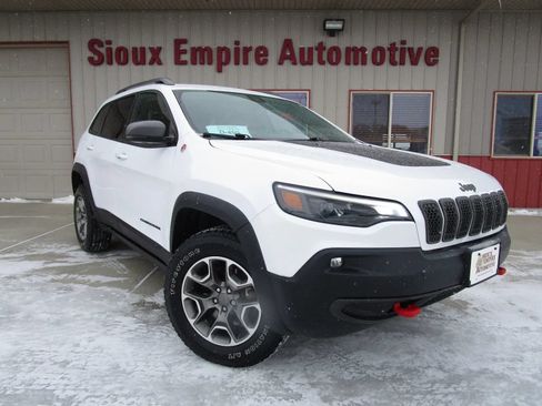 Used 2020 Jeep Cherokee Trailhawk w/ Cold Weather Group AWD/4WD image 1