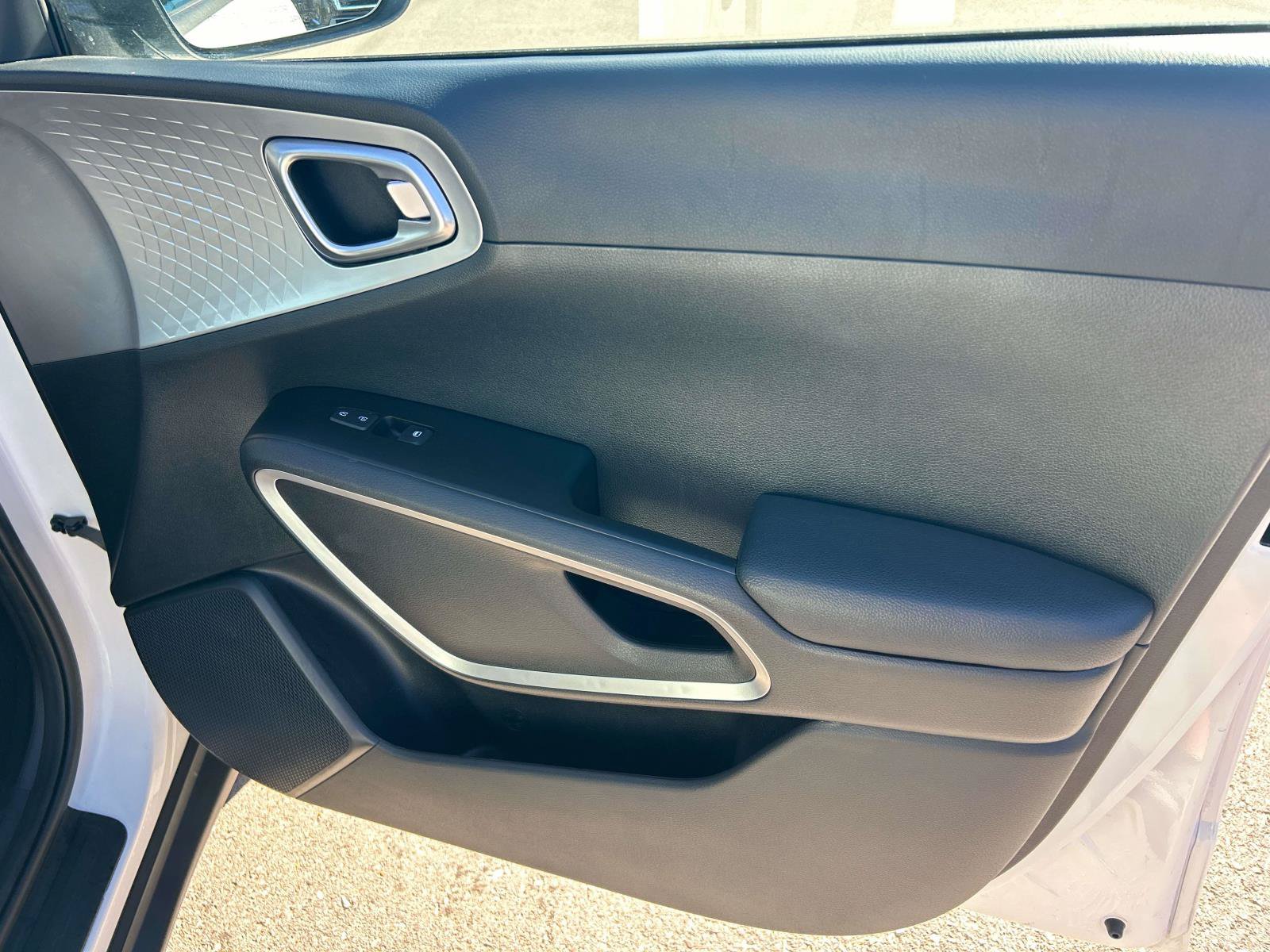 Used 2025 Kia Soul LX w/ LX Technology Package FWD image 20