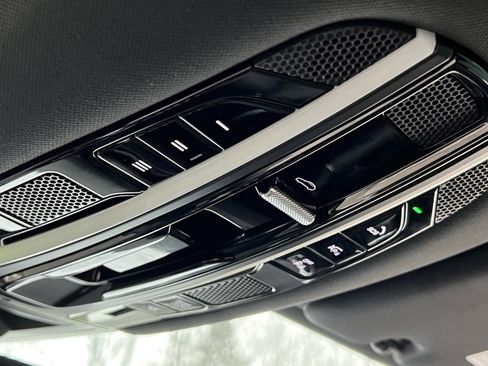 Certified 2022 Porsche Cayenne Platinum Edition image 31