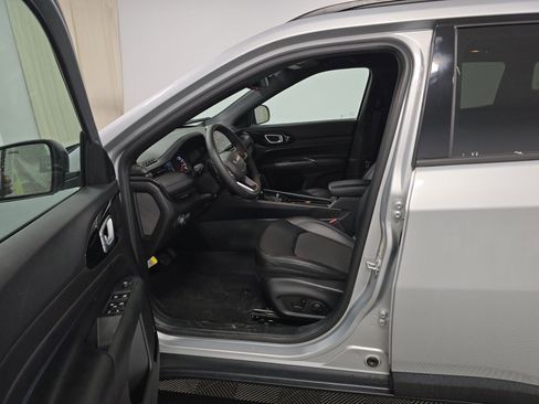 Used 2025 Jeep Compass Latitude w/ Convenience Group image 7