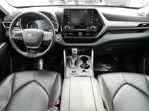 Certified 2022 Toyota Highlander XLE image 10