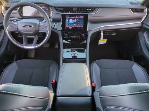 New 2025 Jeep Grand Cherokee Altitude image 16