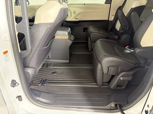 Used 2025 Toyota Sienna Platinum image 21