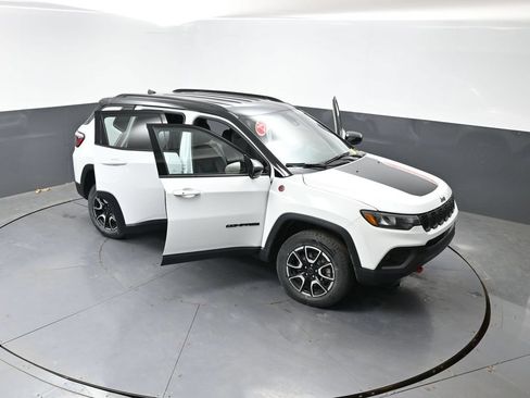 Used 2025 Jeep Compass Trailhawk AWD/4WD image 57