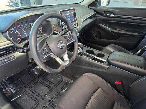 Used 2025 Nissan Altima 2.5 SV FWD image 17