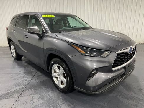 Used 2022 Toyota Highlander LE image 2