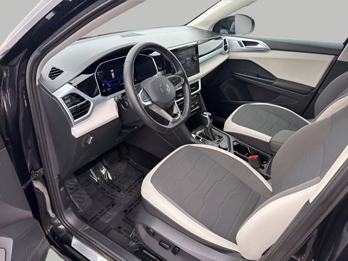 Used 2025 Volkswagen Taos SE image 12