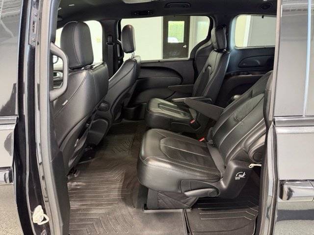 Used 2018 Chrysler Pacifica Touring-L w/ Premium Audio Group FWD image 27