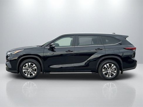 Used 2024 Toyota Highlander LE image 8