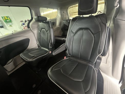 Used 2022 Chrysler Pacifica Limited image 26
