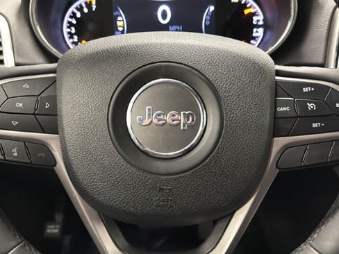 Used 2018 Jeep Grand Cherokee Altitude AWD/4WD image 16