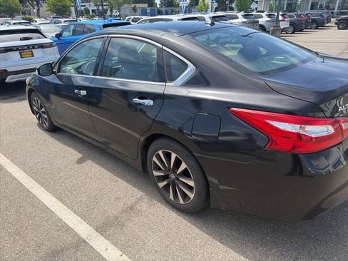 Used 2017 Nissan Altima 2.5 SV w/ Convenience Package FWD image 2