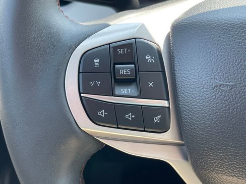 Used 2025 Ford Explorer Active AWD/4WD image 7