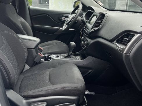 Used 2019 Jeep Cherokee Latitude w/ Popular Appearance Group FWD image 21