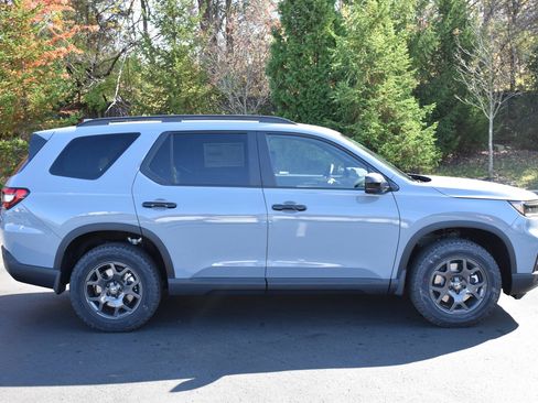 New 2025 Honda Pilot TrailSport image 9