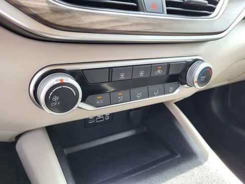 Used 2025 Nissan Altima 2.5 SV FWD image 9