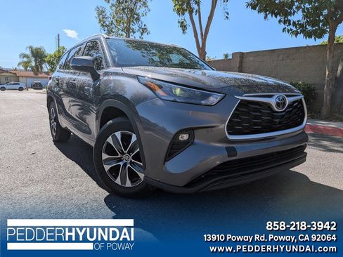 Used 2022 Toyota Highlander XLE FWD image 1