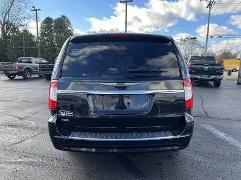 Used 2016 Chrysler Town & Country Touring image 11
