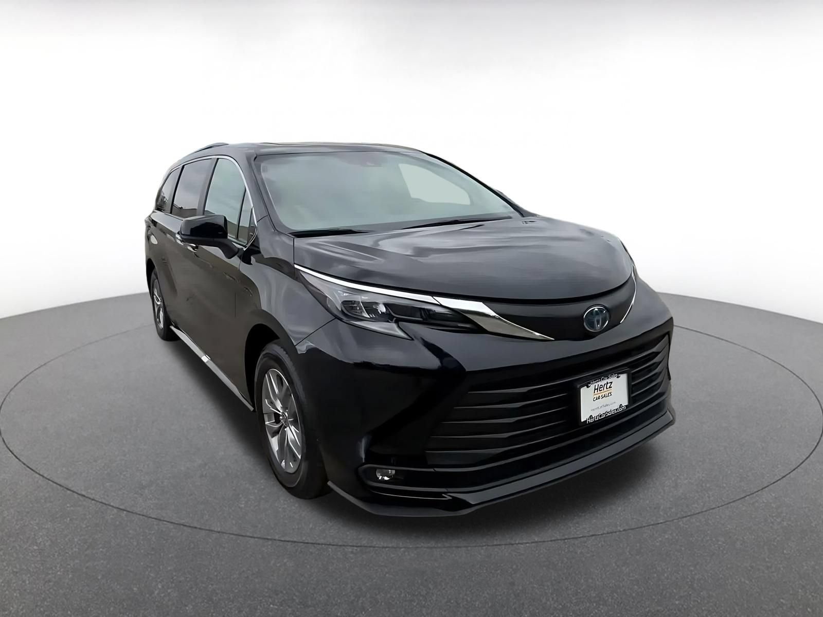 Used 2025 Toyota Sienna XLE FWD image 3