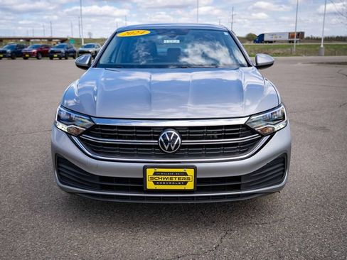 Used 2024 Volkswagen Jetta SE FWD image 2