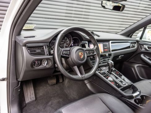 Certified 2023 Porsche Macan AWD/4WD image 4