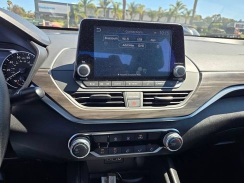 Used 2025 Nissan Altima 2.5 SV FWD image 18