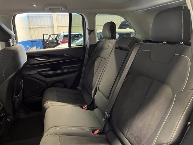 Used 2023 Jeep Grand Cherokee Laredo AWD/4WD image 19