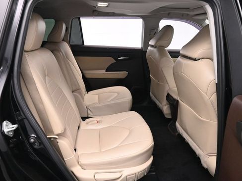 Used 2022 Toyota Highlander XLE AWD/4WD image 19