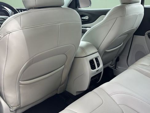 Used 2019 Jeep Cherokee Limited FWD image 23