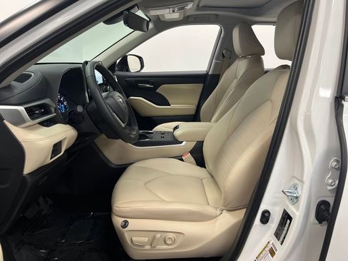 Used 2025 Toyota Highlander XLE image 11