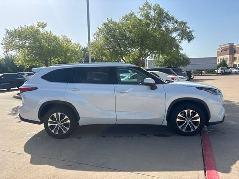 Used 2022 Toyota Highlander XLE FWD image 4