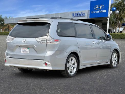 Used 2014 Toyota Sienna SE FWD image 3