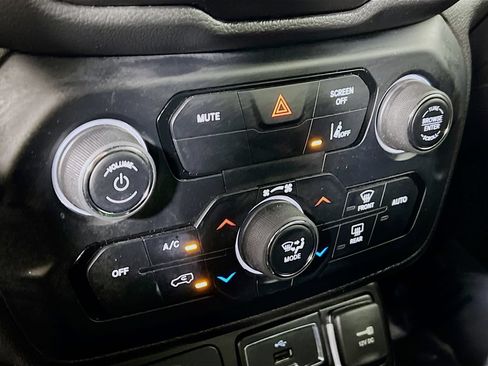 Used 2021 Jeep Renegade Latitude AWD/4WD image 8