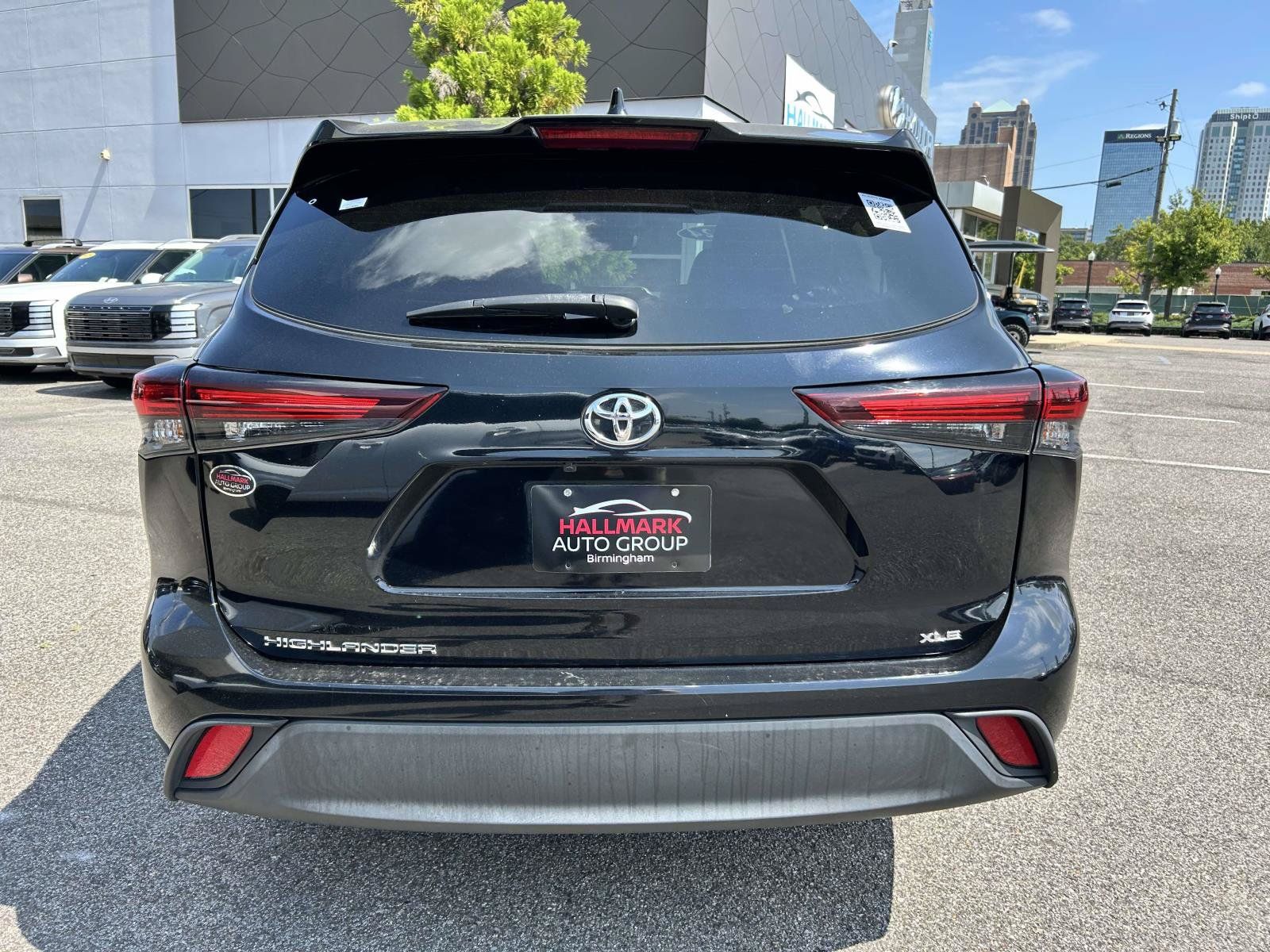 Used 2024 Toyota Highlander XLE FWD image 4