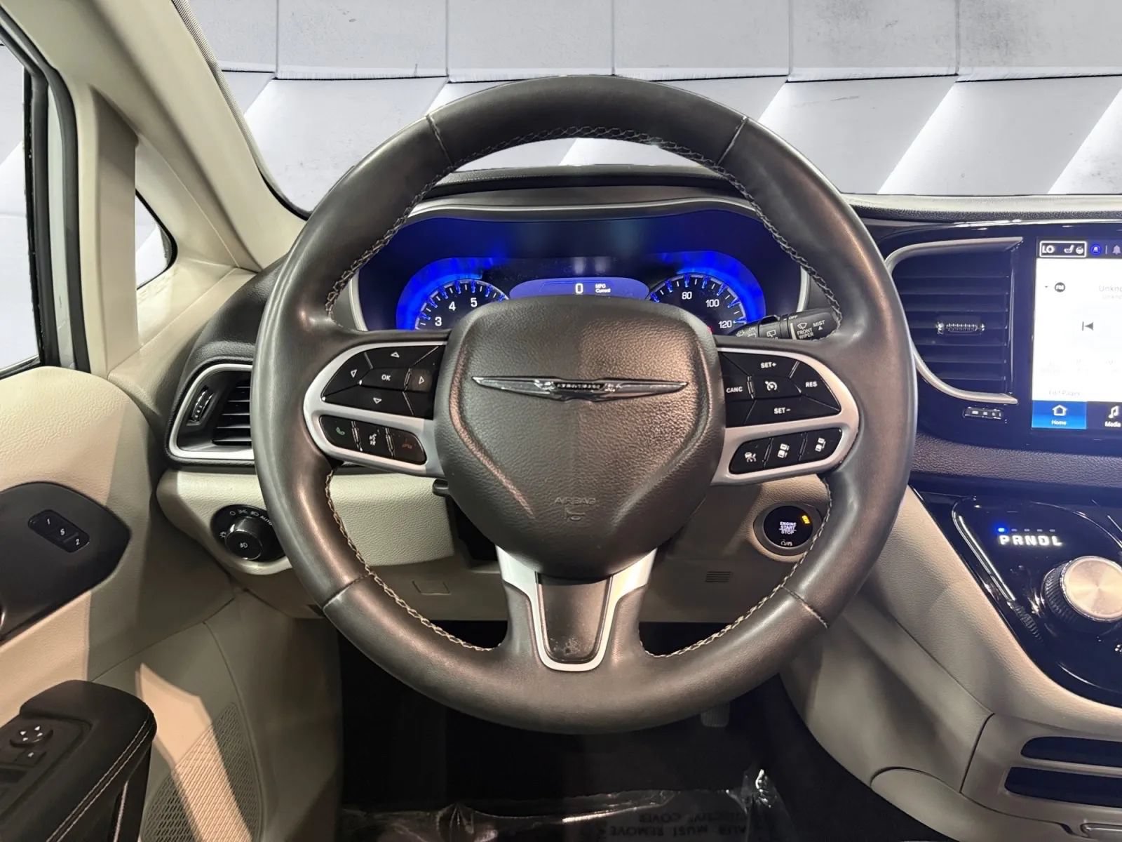 Used 2023 Chrysler Pacifica Touring-L FWD image 22